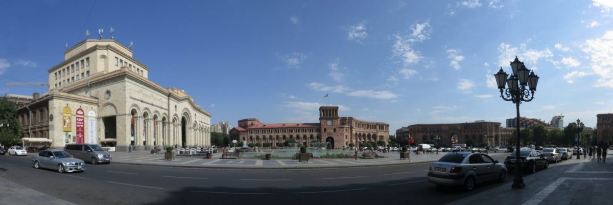 Trg republike u Jerevanu (jerm. Hraparak) je centralni je gradski trg i sastoji se od ovalnog kružnog toka i trapezoidnog dela koji sadrži bazen sa muzičkim fontanama. Foto: Uroš Nedeljković