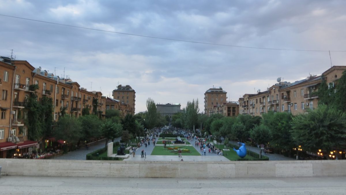Pogled s jerevanskih kaskada na Jerevan u suton. Foto: Uroš Nedeljković
