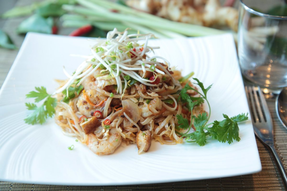 Pad Thai, tradicionalno tajlandsko jelo koje se najčešće prodaje kao ulična hrana. Jeftina je i ukusna, a dostupna je svima