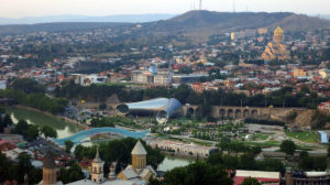 Nakaradna panorama Tbilisija: Predsednička palata, koncertna dvora,a zgrada javne uprave, most koji svetli i žičara, foto: Uroš Nedeljković