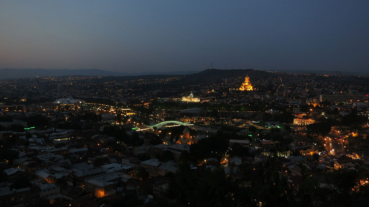 Tbilisi noću: Most koji svetli i izgleda kako mu ne dolikuje u strogom i starom centru grada, foto: Uroš Nedeljković