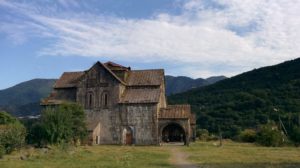 Manastir Aktala u oblasti Lori u Jermeniji poznat i kao Bakarna crkva ili Crkva rudnika bakra jer se u okolini vadila ruda bakra, a na samom ulazu u kompleks stoji bakarna zmija. Podignut je u 10. veku i oko njega su zidine, što znači da je bila utvrđena. Foto: Uroš Nedeljković