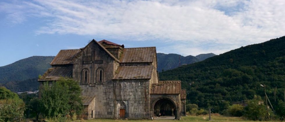 Manastir Aktala u oblasti Lori u Jermeniji poznat i kao Bakarna crkva ili Crkva rudnika bakra jer se u okolini vadila ruda bakra, a na samom ulazu u kompleks stoji bakarna zmija. Podignut je u 10. veku i oko njega su zidine, što znači da je bila utvrđena. Foto: Uroš Nedeljković