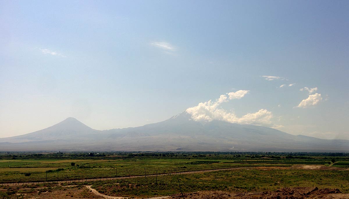 Pogled na planinu Ararat iz manastira Hor Virap. Planina je značajna za Jermene i smatraju je svetom planinom. Prema legeni na njoj se iskrcao Noje sa svojom barkom. Dole je granica sa Turskom koja je zatvorena za prelazak, a čuvaju je ruske trupe. Foto: Uroš Nedeljković