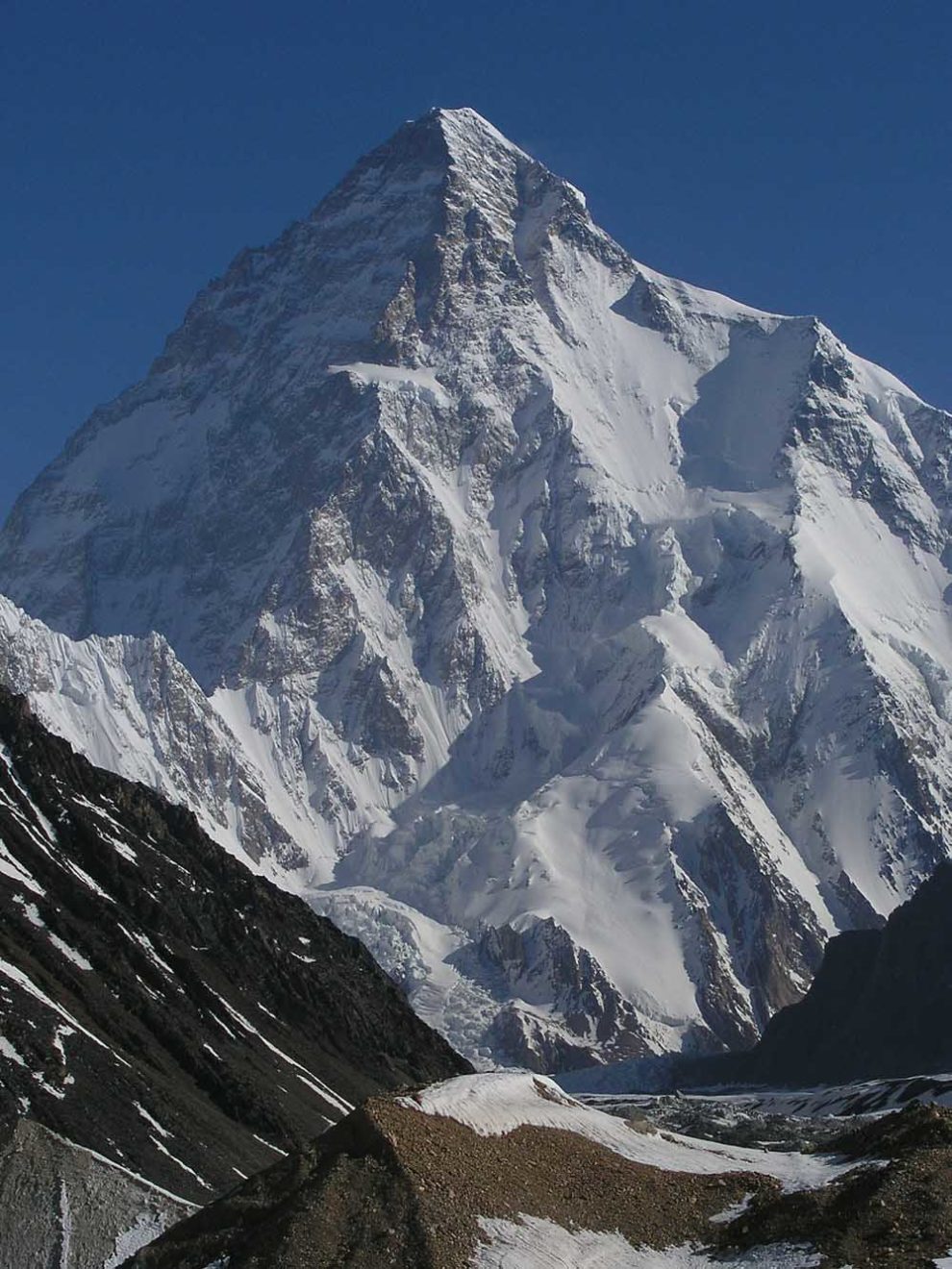 u Pakistanu se nalazi čuvena himalajska planina K2 koja je visoka 8.611 metara nadmorske visine što je čini drugim po visini planinskim vrhom na zemlji i proteže se preko granice Pakistana i Kine u regionu Kašmir - foto: AdamJacobMuller / Wikimedia