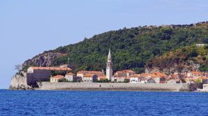 Većina naših sagovornika je na pitanje o bizarnim mestima prvo pomenulo Budvu, ali su se ipak na kraju odlučili i za druge besmislene destinacije, što je čudno jer na fotografiji izgleda baš lepo