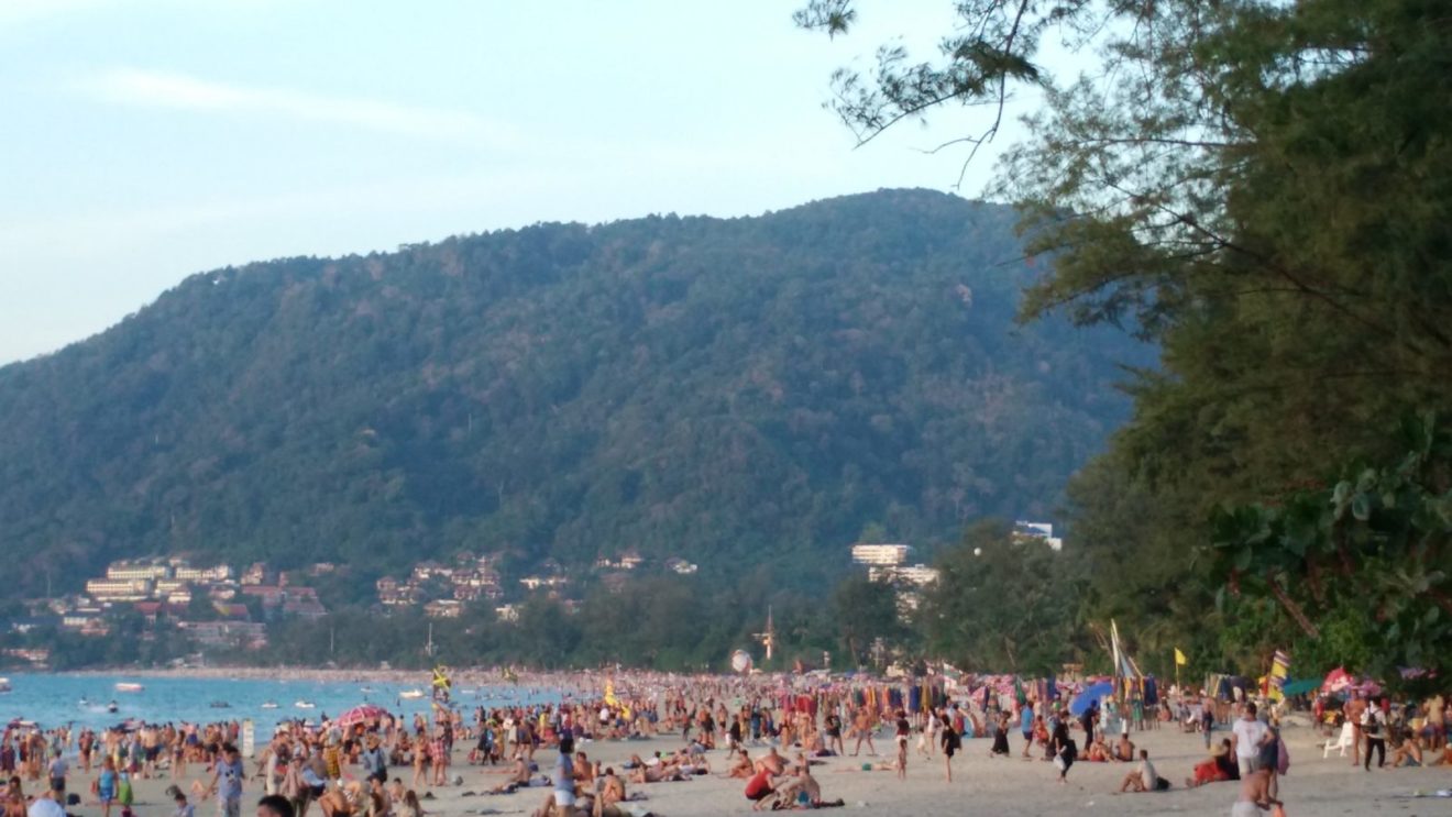 Patong na Puketu u Tajlandu je besmisleno mesto iz više razloga, a Miloš Petrović navodi da, bored bluda i razvrata, masovni turizam ubija želju da se tamo bude. Foto: Miloš Petrović