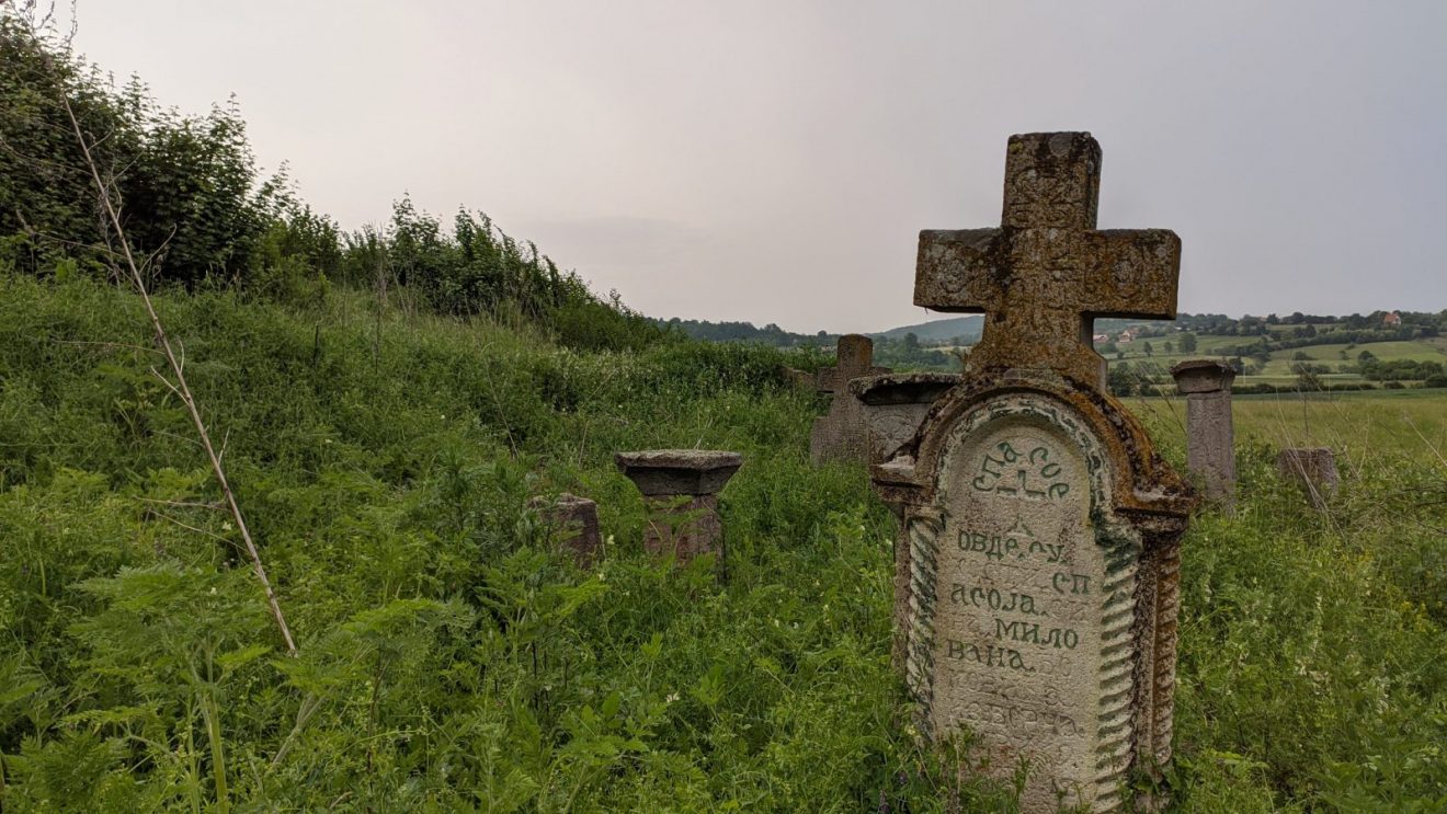 Spasojev grob čiji je spomenik nekada bio obojen, a ostaci boje se i danas vide, foto: Uroš Nedeljković