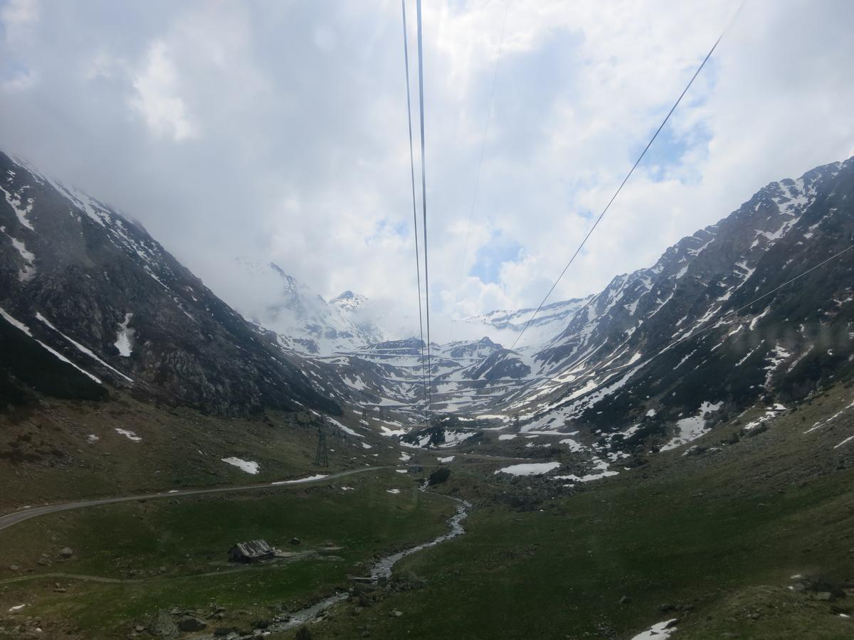 Iz gondole se vidi Transfagarašan, a to je ono u daljini prekriveno snegom. Foto: Uroš Nedeljković