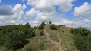 Krst i drvena kućica na Popovici, iznad Sokobanje. Popovica je jedan od vrhova planine Device (443 m n.v.) foto: Geograf208 / Wikimedia
