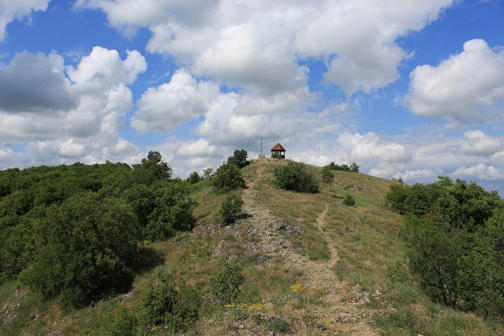 Krst i drvena kućica na Popovici, iznad Sokobanje. Popovica je jedan od vrhova planine Device (443 m n.v.) foto: Geograf208 / Wikimedia