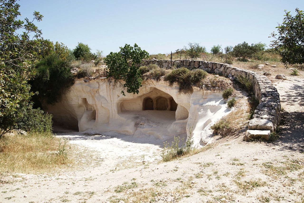 Jedna od pećina grobnica, foto: Mboesch / Wikimedia