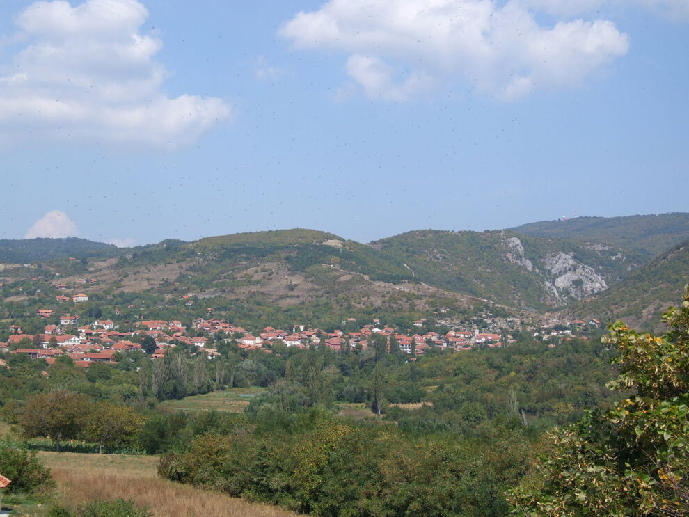 Selo Kamenica i Kamenički vis u pozadini, foto: Dragoljub Zdravković / Wikimedia