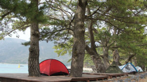 Kampovi, kampovanje, šator, more